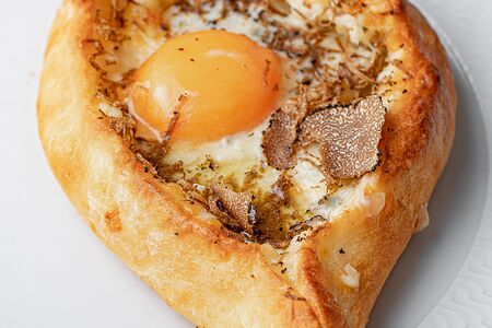 Хачапури лодочка с трюфелем и горгонзолой