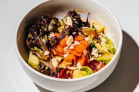 Салат с лососем и цукини 