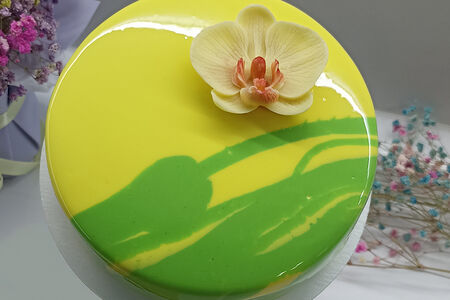 Торт муссовый жёлто-зелёный с орхидеей на день рождения