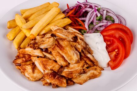 Гирос на тарелке с курицей 