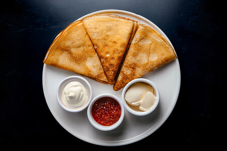 Блины по-домашнему с красной икрой, сметаной и маслом