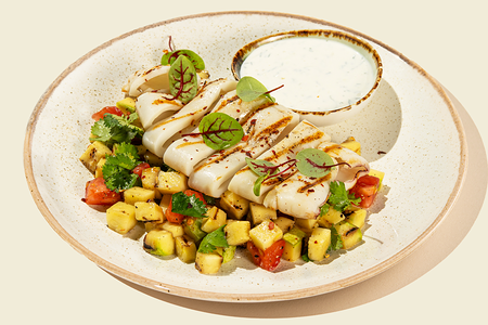 Тартар из овощей гриль с кальмаром и соусом дзадзыки