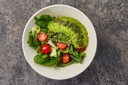 Зеленый салат с авокадо