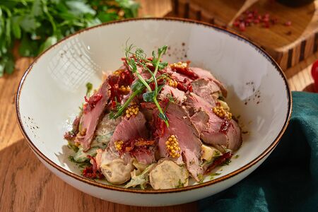 Салат с ростбифом