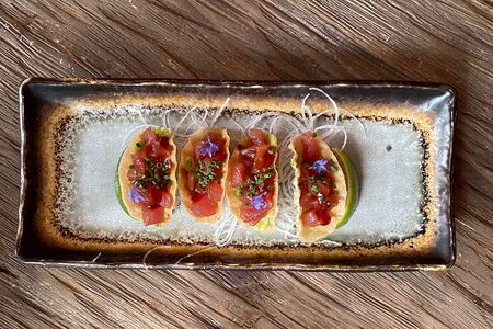 Тако с тунцом и гуакамоле