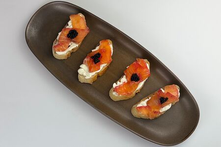 Брускетта с лососем