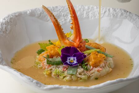 Окрошка со снежным крабом и икрой морского ежа на белом квасе 