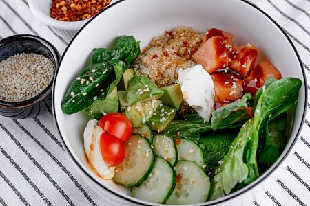 Боул с лососем, киноа и авокадо