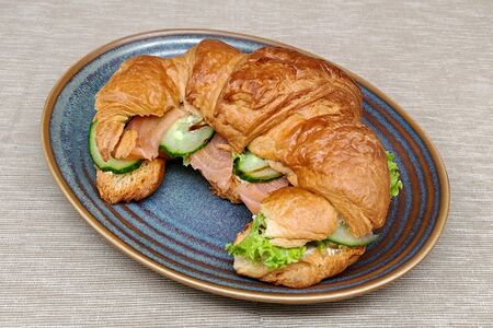 Круассан с семгой