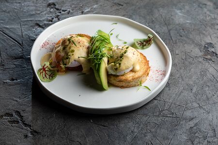 Яйца Бенедикт с авокадо