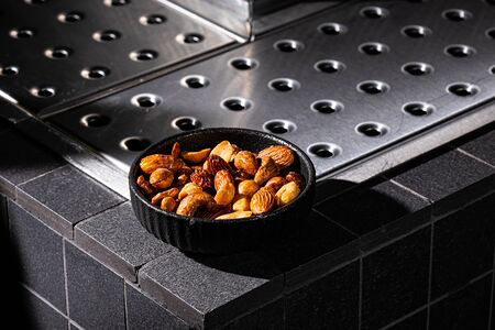 Жареные орехи в карамели