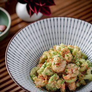 Салат с креветками, авокадо и огурцами