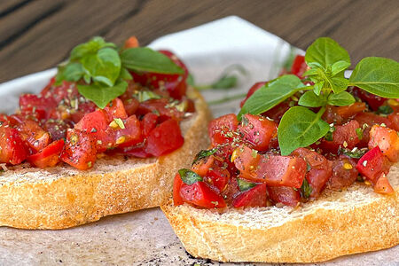 Брускетта с помидорами