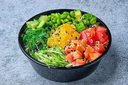 Боул с лососем, авокадо и соусом понзу