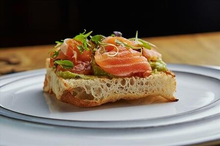 Брускетта с лососем