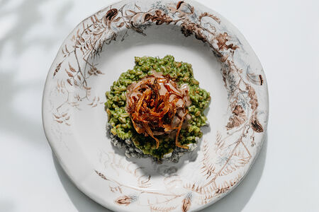 Бедро кролика с полбой и соусом из солёных лимонов