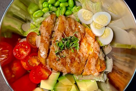 Салат с хрустящим шницелем