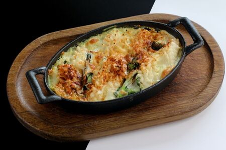 Запечённый кальмар со шпинатом и рисом 