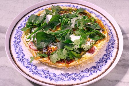 Белковый омлет, страчателла, томаты и зелень