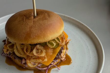 Бургер с томлеными щеками