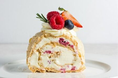 Меренговый рулет с малиной и миндальными лепестками