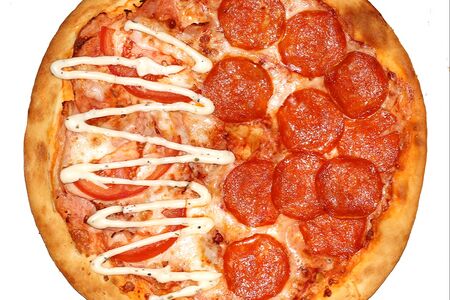 Пицца 2 вкуса пеперони-ветчина с соусом цезарь гигантская