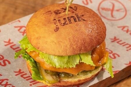 Бургер с говяжьей котлетой и сыром на выбор