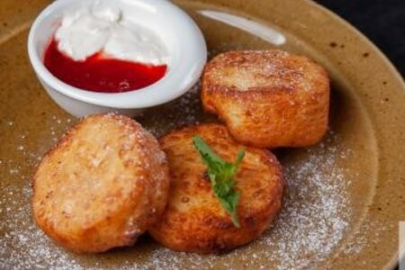 Сырники со сметаной и вареньем