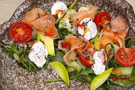 Салат с лососем и сливочным муссом