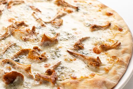 Пицца с лисичками и рокфорти