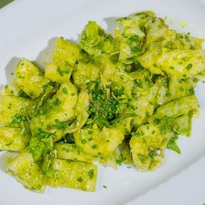 Большой зелёный салат из огурцов с кремом из мяты и шпината