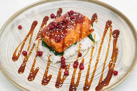 Лосось со шпинатом и клюквой в соусе терияки