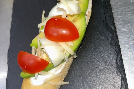 Брускетта с авокадо 