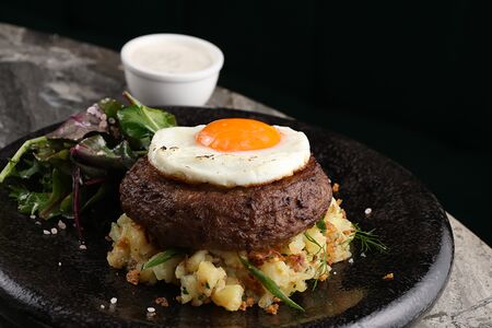 Бифштекс с мятым картофелем гриль и горчичным айоли