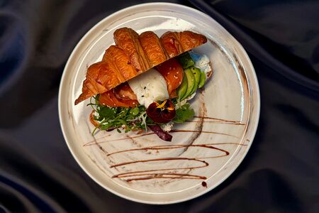 Завтрак Круассан с семгой