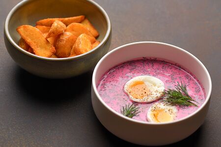 Холодный борщ с яйцом, зеленым луком и картофелем
