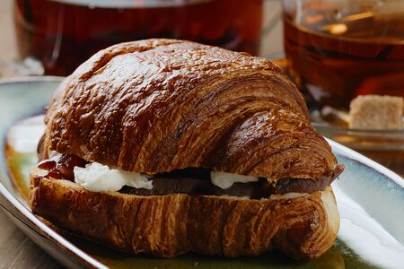 Круассан с ростбифом, моцареллой и томатной сальсой