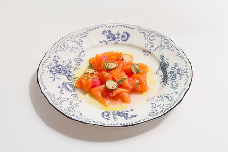 Сугудай из лосося с маринованным луком