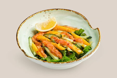 Салат с лососем, манго и авокадо