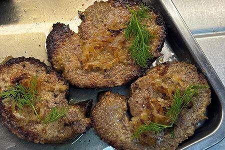 Печень говяжья с жареным луком