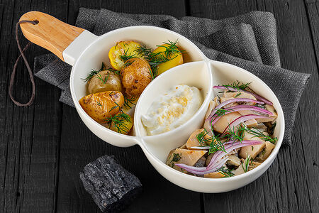 Соленые грузди с картофелем и сметаной