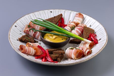 Копченое и соленое сало с гренками