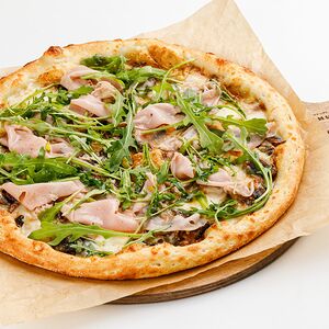 Пицца с мортаделлой и перечным соусом