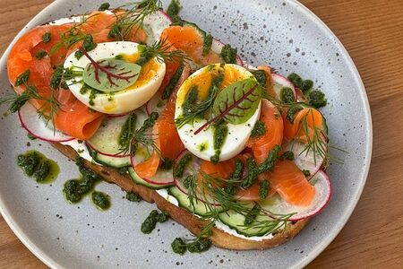 Брускетта с лососем и яйцом медиум 