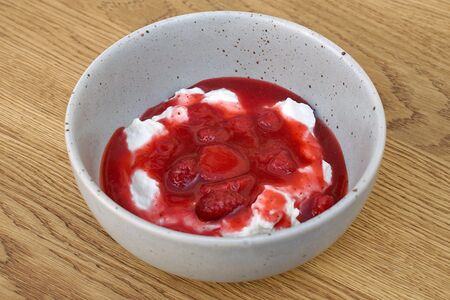 Рикотта со свежей клубникой