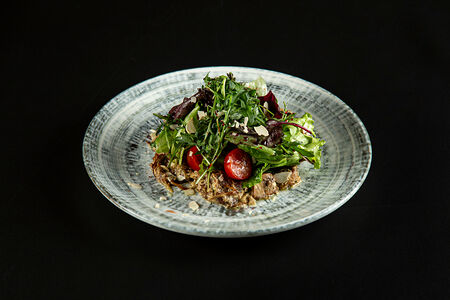 Теплый салат с куриной печенью и грибами