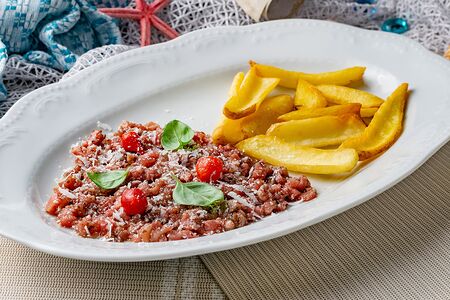 Тартар из говядины с картофелем фри и трюфельной заправкой