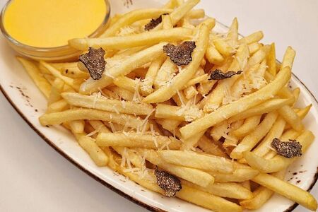 Картофель фри с сырным соусом и трюфелем