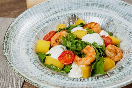 Салат с креветками и страчателлой