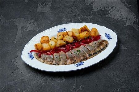 Филе бочковой сельди с обжаренным картофелем и маринованным луком